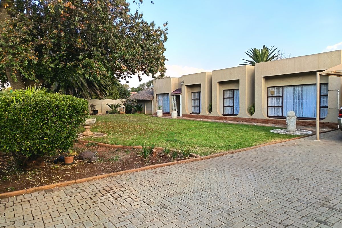 Prime family home with flatlet and pool - Photo 2