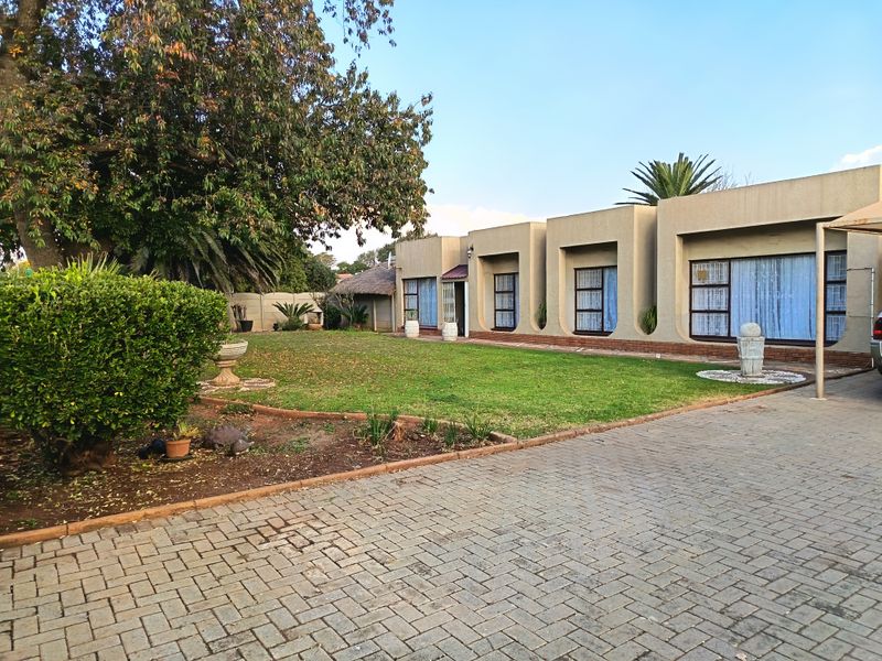 Prime family home with flatlet and pool - Photo 2
