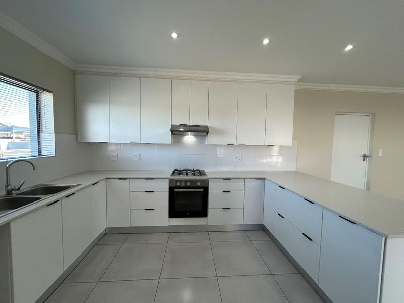 MODERN 3 BEDROOM HOUSE IN FOUNTAINS ESTATE - Photo 5