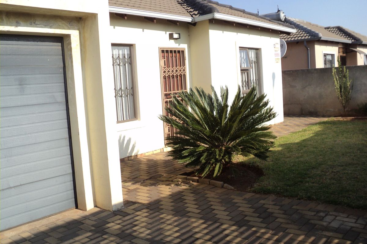 Charming 3-Bedroom and 1 bathroom, Family Home in Crystal Park - Photo 2