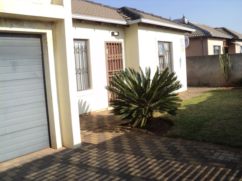 Charming 3-Bedroom and 1 bathroom, Family Home in Crystal Park - Photo 2