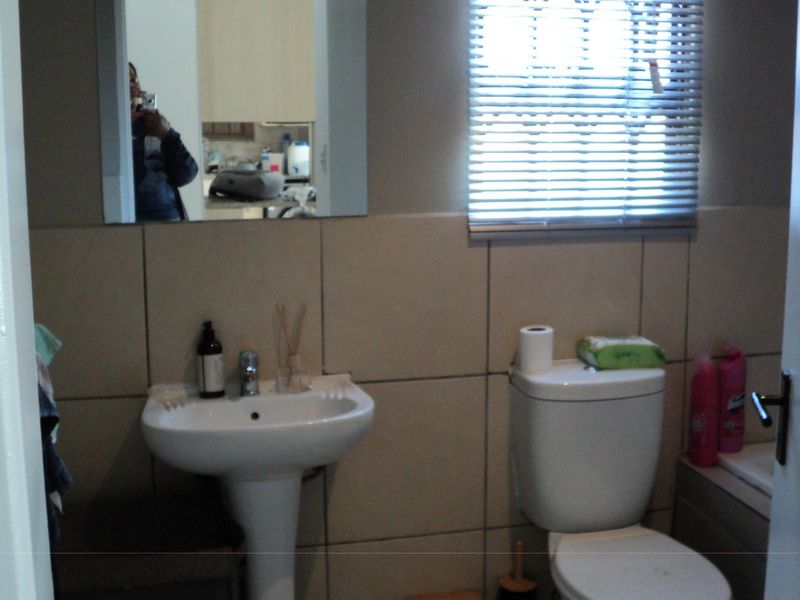 Charming 3-Bedroom and 1 bathroom, Family Home in Crystal Park - Photo 10
