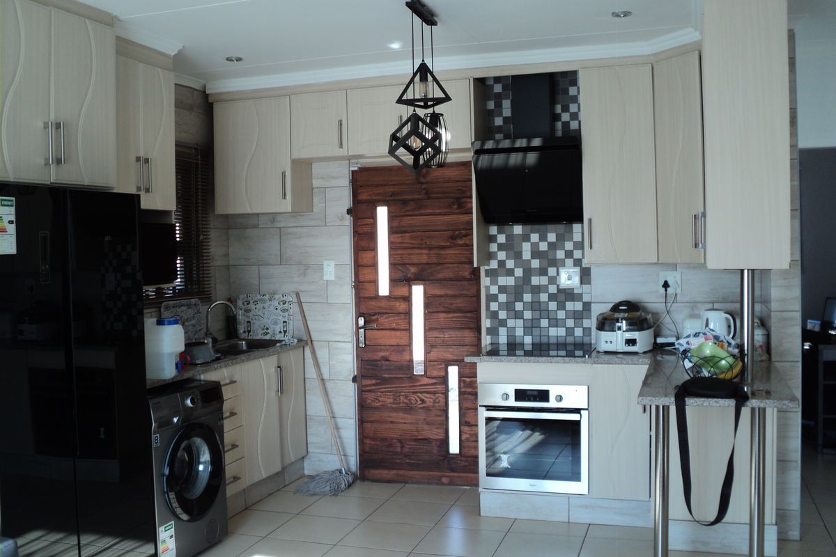 Charming 3-Bedroom and 1 bathroom, Family Home in Crystal Park - Photo 4