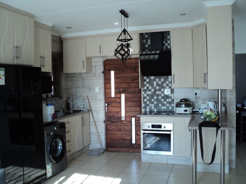 Charming 3-Bedroom and 1 bathroom, Family Home in Crystal Park - Photo 4