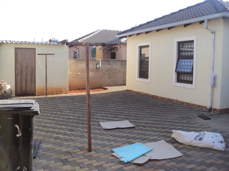 Charming 3-Bedroom and 1 bathroom, Family Home in Crystal Park - Photo 5