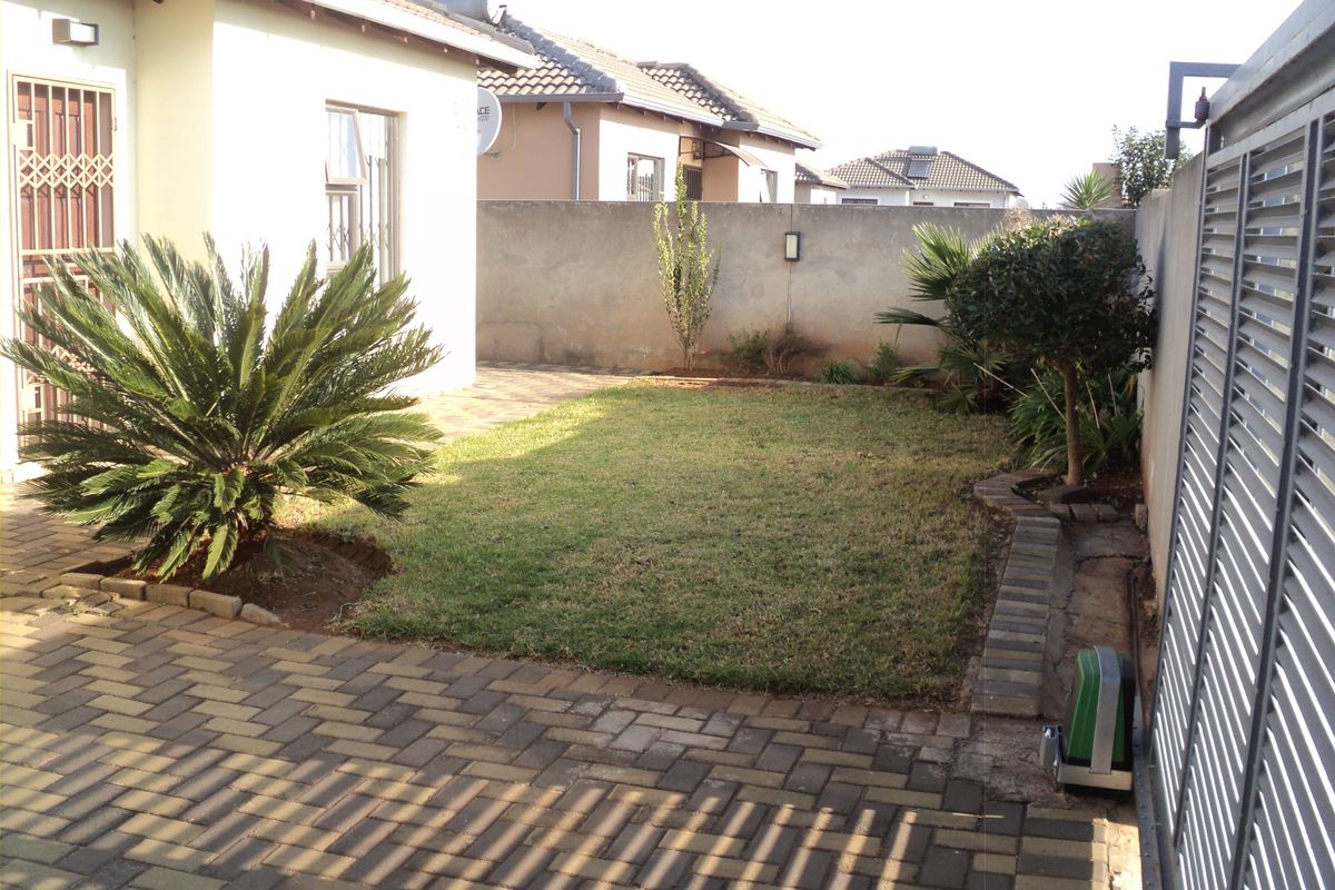 Charming 3-Bedroom and 1 bathroom, Family Home in Crystal Park - Photo 3