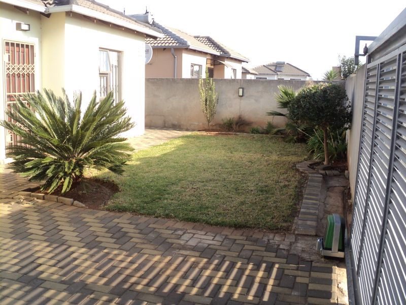 Charming 3-Bedroom and 1 bathroom, Family Home in Crystal Park - Photo 3