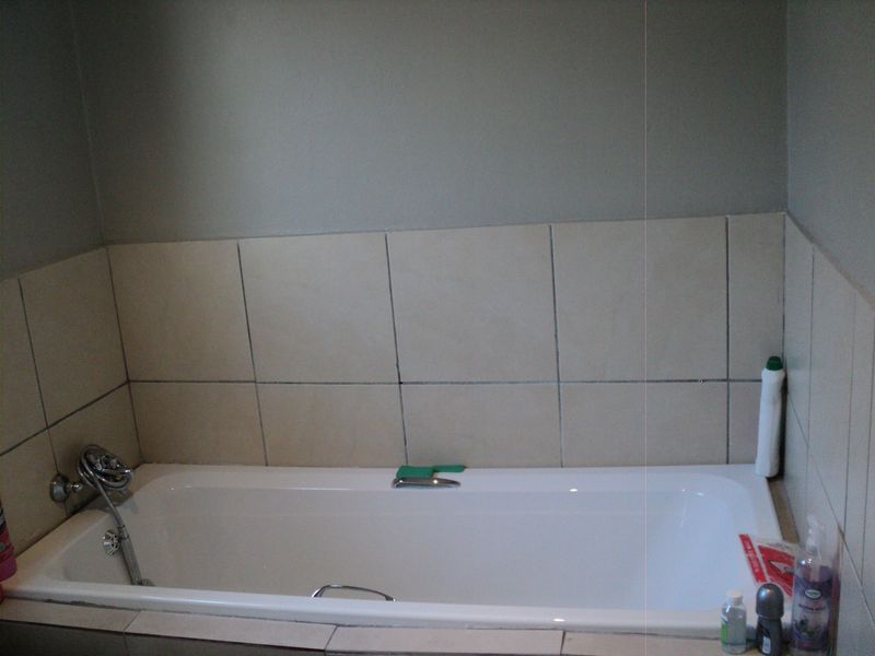Charming 3-Bedroom and 1 bathroom, Family Home in Crystal Park - Photo 9