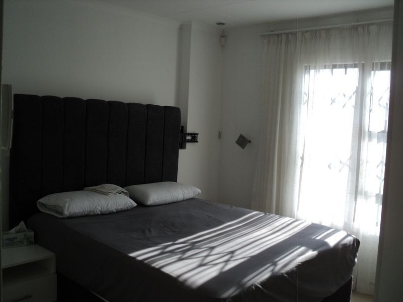 Charming 3-Bedroom and 1 bathroom, Family Home in Crystal Park - Photo 8