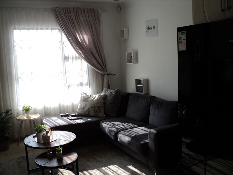Charming 3-Bedroom and 1 bathroom, Family Home in Crystal Park - Photo 7