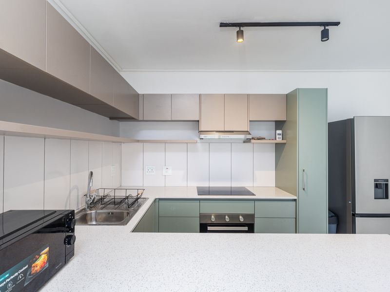 Contemporary Penthouse Living with Iconic Table Mountain Views - Photo 2