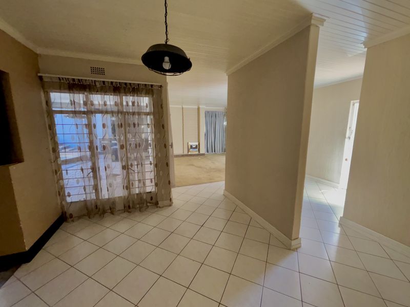 The Complete Package – 4 Bedrooms, Cottage, Pool, Jacuzzi & Dual Home Offices - Photo 3