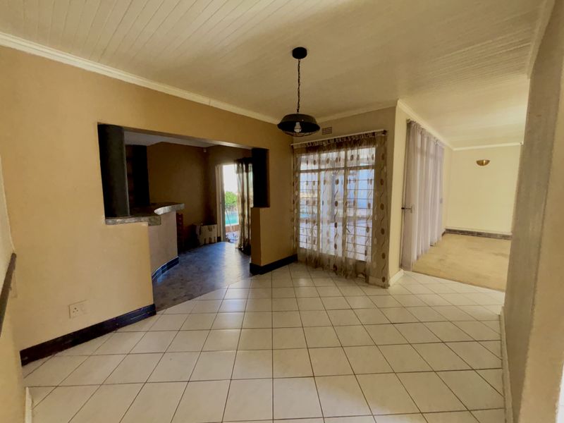 The Complete Package – 4 Bedrooms, Cottage, Pool, Jacuzzi & Dual Home Offices - Photo 4