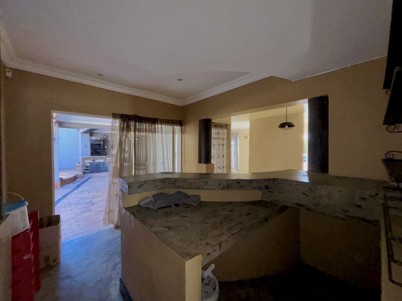 The Complete Package – 4 Bedrooms, Cottage, Pool, Jacuzzi & Dual Home Offices - Photo 9