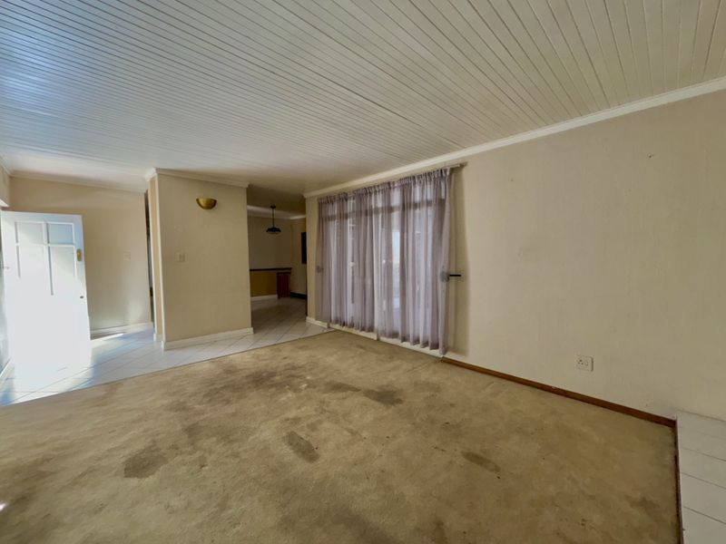 The Complete Package – 4 Bedrooms, Cottage, Pool, Jacuzzi & Dual Home Offices - Photo 8