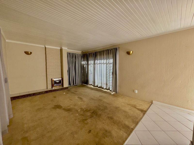 The Complete Package – 4 Bedrooms, Cottage, Pool, Jacuzzi & Dual Home Offices - Photo 6
