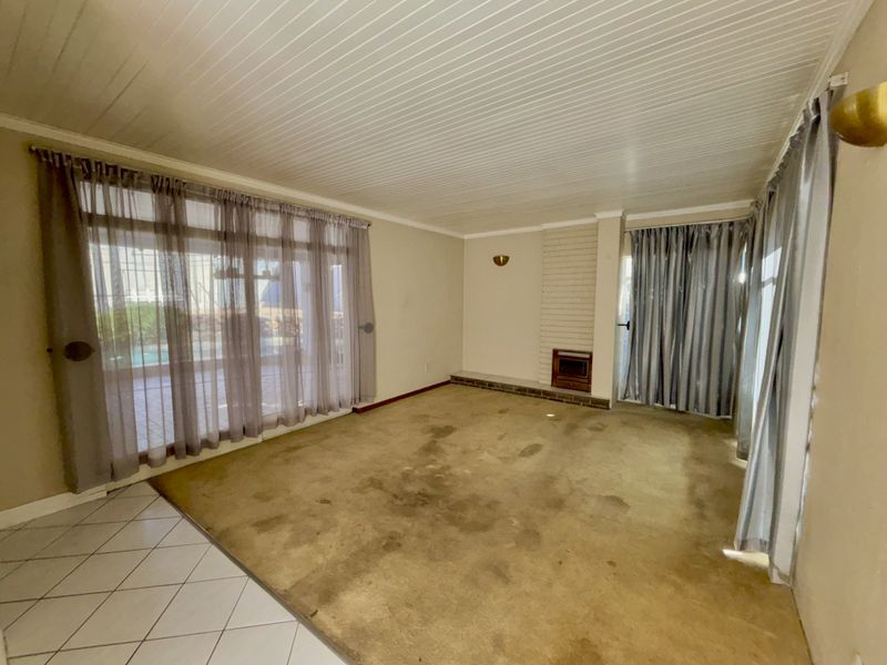 The Complete Package – 4 Bedrooms, Cottage, Pool, Jacuzzi & Dual Home Offices - Photo 7