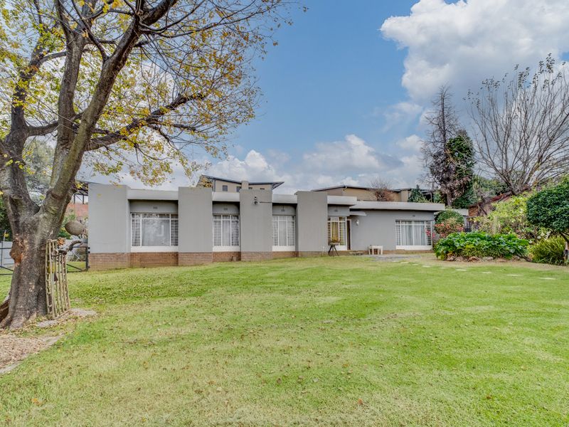 The Complete Package – 4 Bedrooms, Cottage, Pool, Jacuzzi & Dual Home Offices - Photo 1