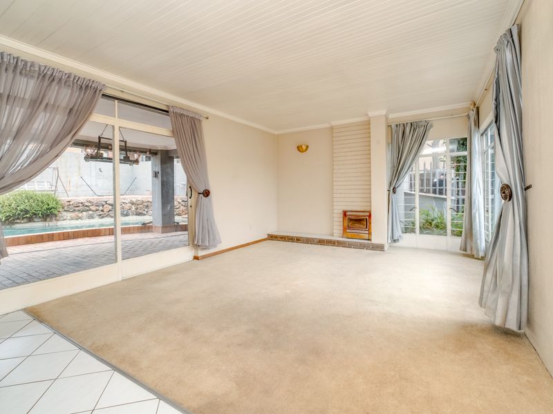 The Complete Package – 4 Bedrooms, Cottage, Pool, Jacuzzi & Dual Home Offices - Photo 3