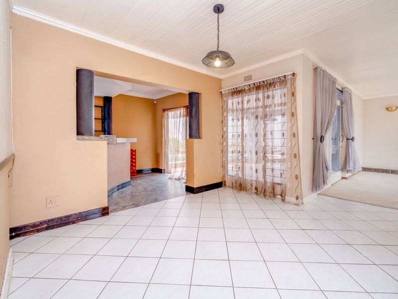 The Complete Package – 4 Bedrooms, Cottage, Pool, Jacuzzi & Dual Home Offices - Photo 2