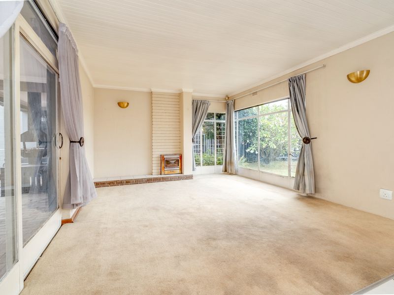 The Complete Package – 4 Bedrooms, Cottage, Pool, Jacuzzi & Dual Home Offices - Photo 4