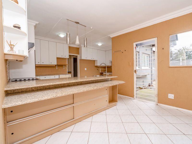 The Complete Package – 4 Bedrooms, Cottage, Pool, Jacuzzi & Dual Home Offices - Photo 9