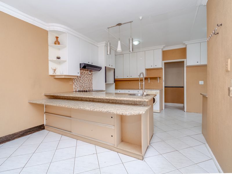 The Complete Package – 4 Bedrooms, Cottage, Pool, Jacuzzi & Dual Home Offices - Photo 8