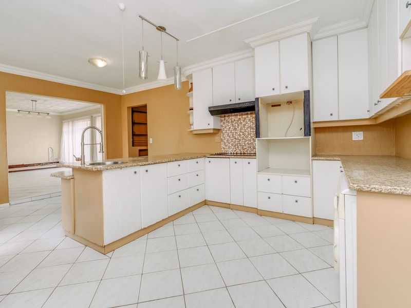 The Complete Package – 4 Bedrooms, Cottage, Pool, Jacuzzi & Dual Home Offices - Photo 7