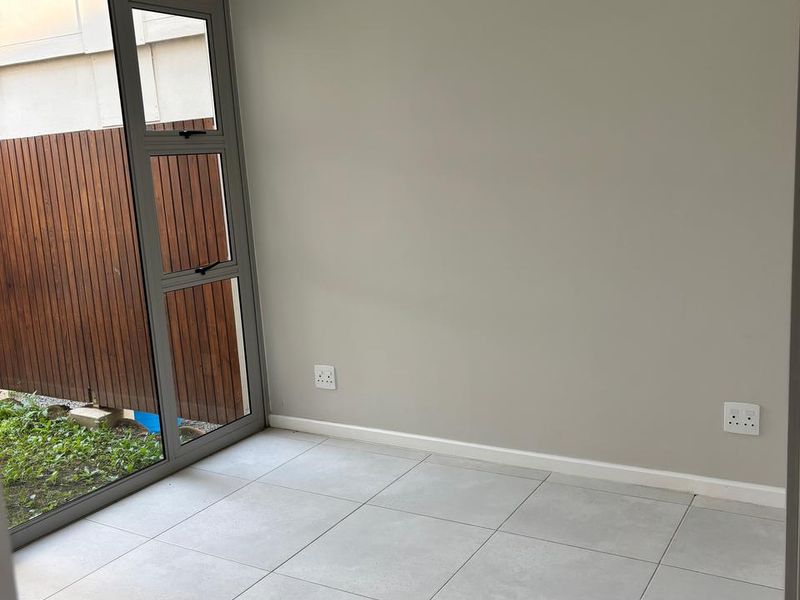 3-Bedroom Modern Home, Palm lakes - Photo 8