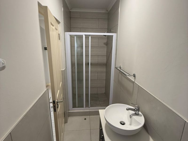 Modern 2-Bedroom, 2-Bathroom Apartment – Available - Photo 4