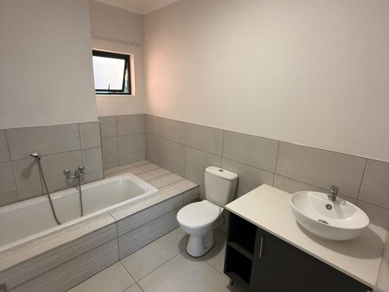 Modern 2-Bedroom, 2-Bathroom Apartment – Available - Photo 5