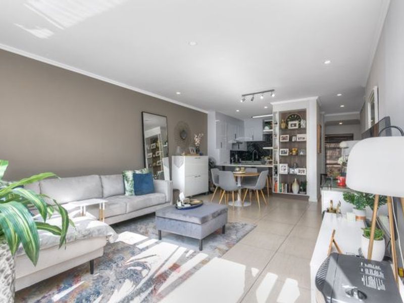 Immaculate 2 Bed , Modern, Pet Friendly Gem - Photo 1