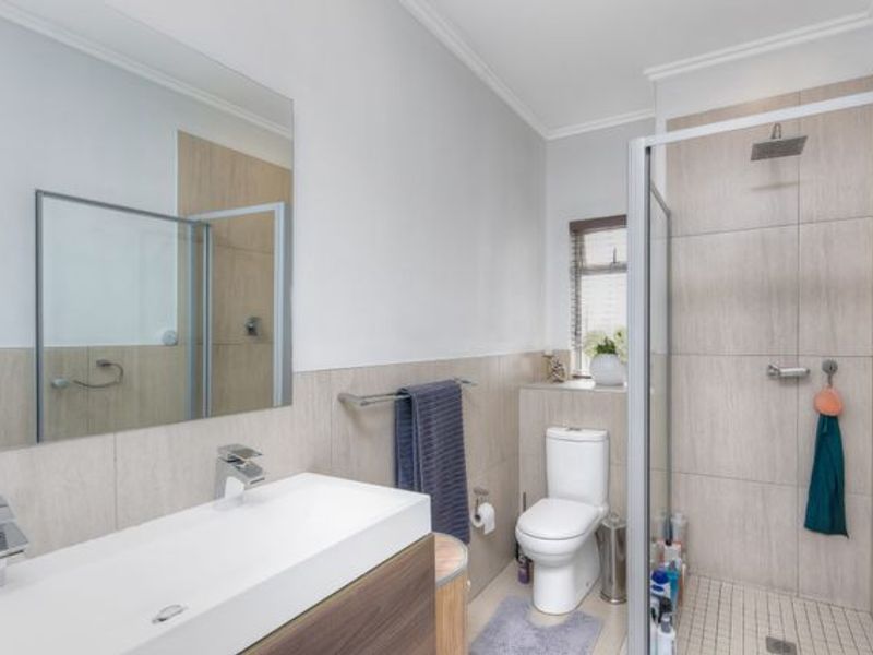 Immaculate 2 Bed , Modern, Pet Friendly Gem - Photo 10