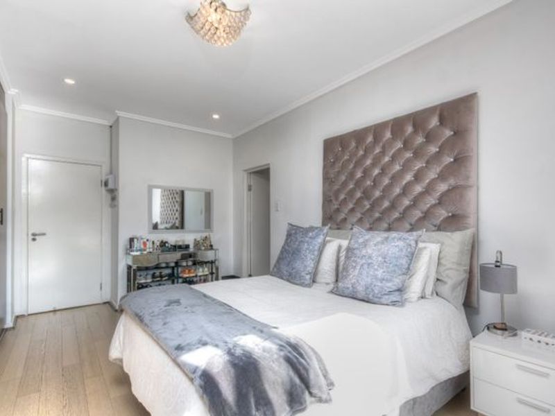 Immaculate 2 Bed , Modern, Pet Friendly Gem - Photo 9
