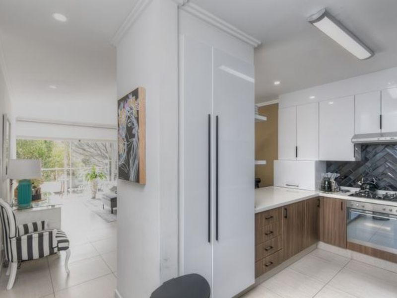 Immaculate 2 Bed , Modern, Pet Friendly Gem - Photo 7