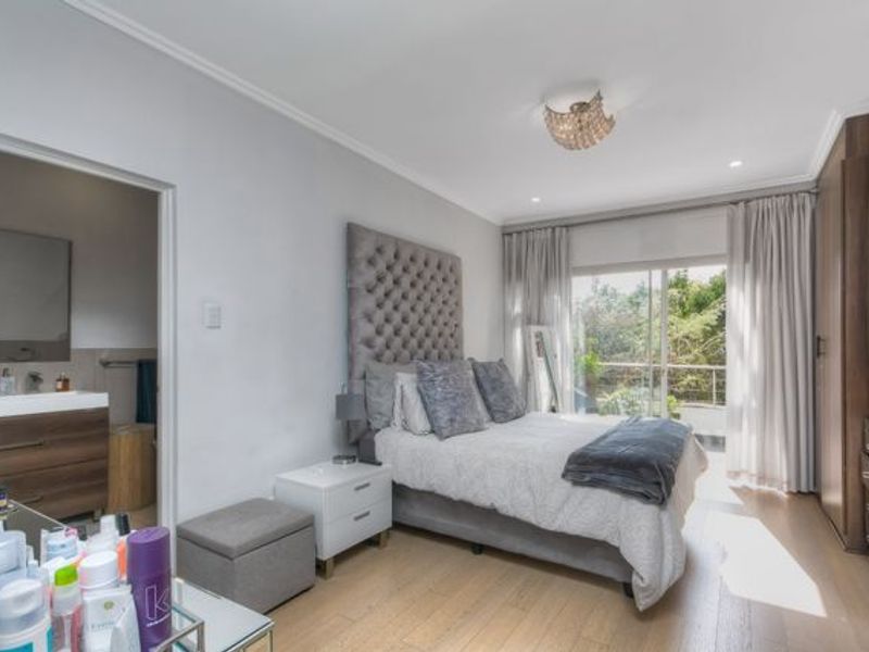 Immaculate 2 Bed , Modern, Pet Friendly Gem - Photo 8