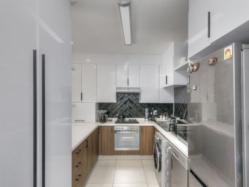 Immaculate 2 Bed , Modern, Pet Friendly Gem - Photo 6