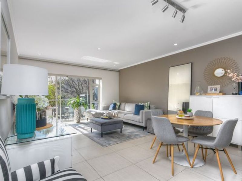 Immaculate 2 Bed , Modern, Pet Friendly Gem - Photo 4