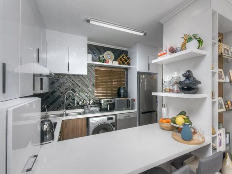 Immaculate 2 Bed , Modern, Pet Friendly Gem - Photo 5