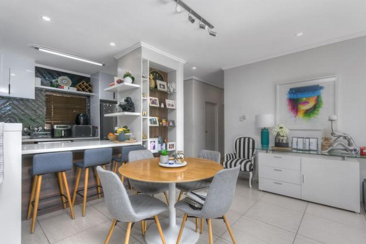 Immaculate 2 Bed , Modern, Pet Friendly Gem - Photo 3