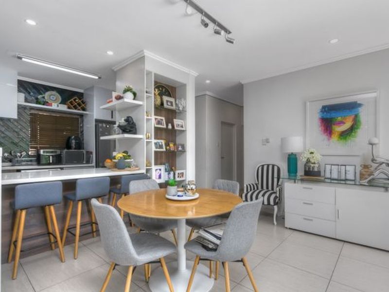 Immaculate 2 Bed , Modern, Pet Friendly Gem - Photo 3