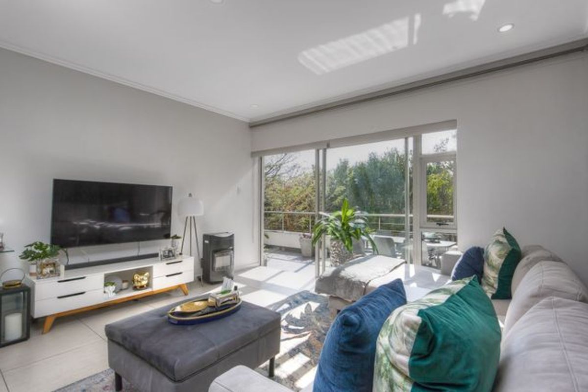 Immaculate 2 Bed , Modern, Pet Friendly Gem - Photo 2