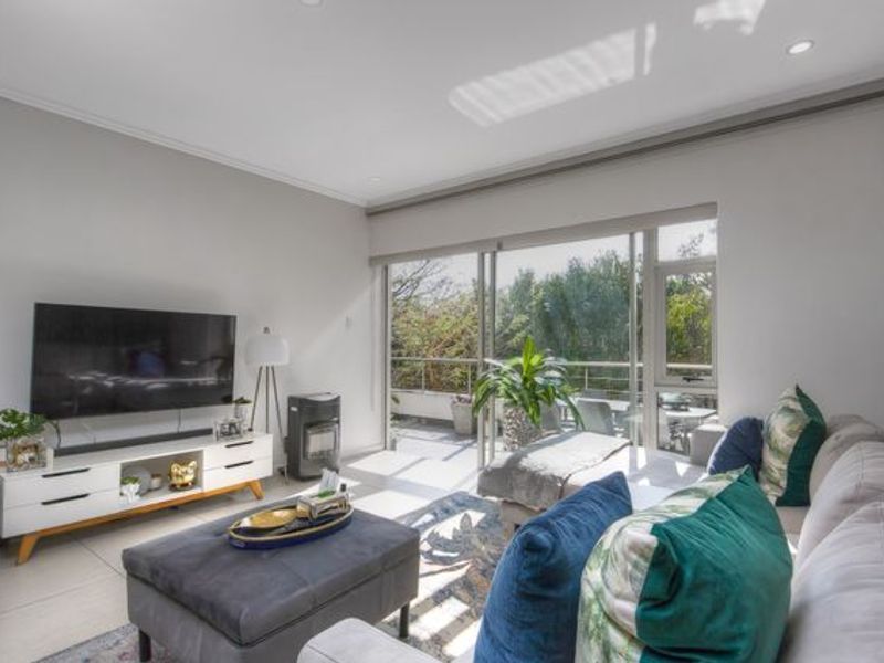 Immaculate 2 Bed , Modern, Pet Friendly Gem - Photo 2