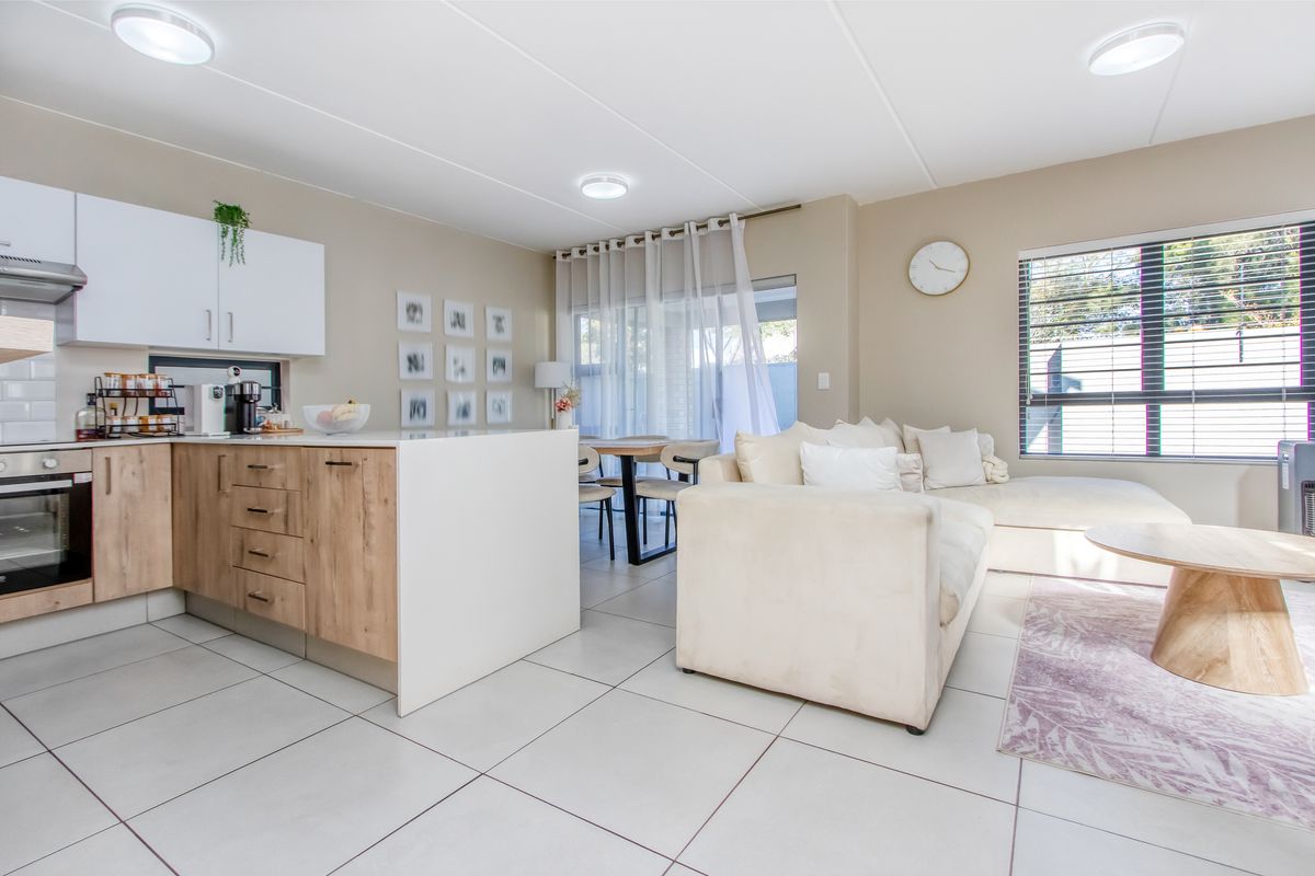 Executive Lock-Up-and-Go: Pristine 4-Bedroom Cluster in a Premier Upmarket Suburb - Photo 5