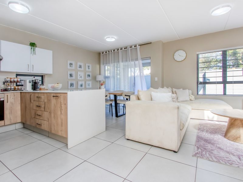Executive Lock-Up-and-Go: Pristine 4-Bedroom Cluster in a Premier Upmarket Suburb - Photo 5