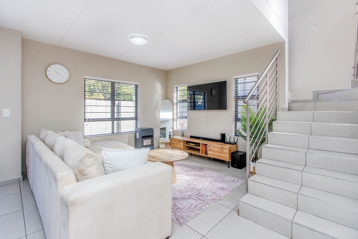 Executive Lock-Up-and-Go: Pristine 4-Bedroom Cluster in a Premier Upmarket Suburb - Photo 3