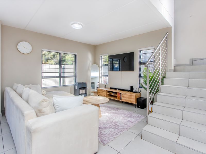Executive Lock-Up-and-Go: Pristine 4-Bedroom Cluster in a Premier Upmarket Suburb - Photo 3
