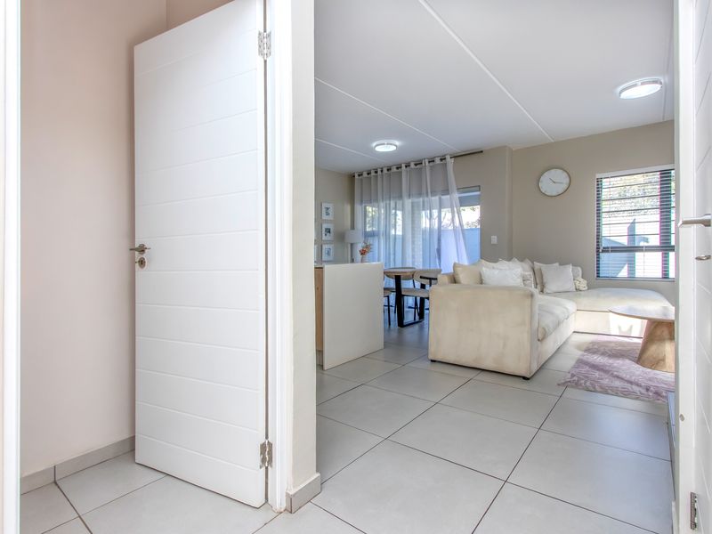 Executive Lock-Up-and-Go: Pristine 4-Bedroom Cluster in a Premier Upmarket Suburb - Photo 8