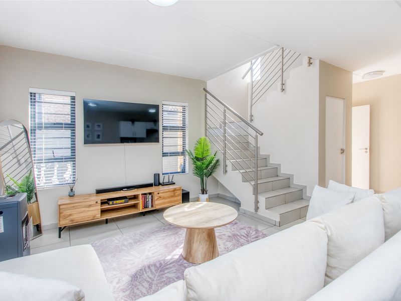 Executive Lock-Up-and-Go: Pristine 4-Bedroom Cluster in a Premier Upmarket Suburb - Photo 6