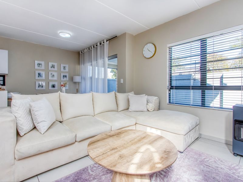 Executive Lock-Up-and-Go: Pristine 4-Bedroom Cluster in a Premier Upmarket Suburb - Photo 7